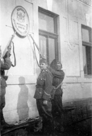 Magyar katonák a kőröskisjenői román jegyzői hivatal előtt (Forrás: Fortepan)
